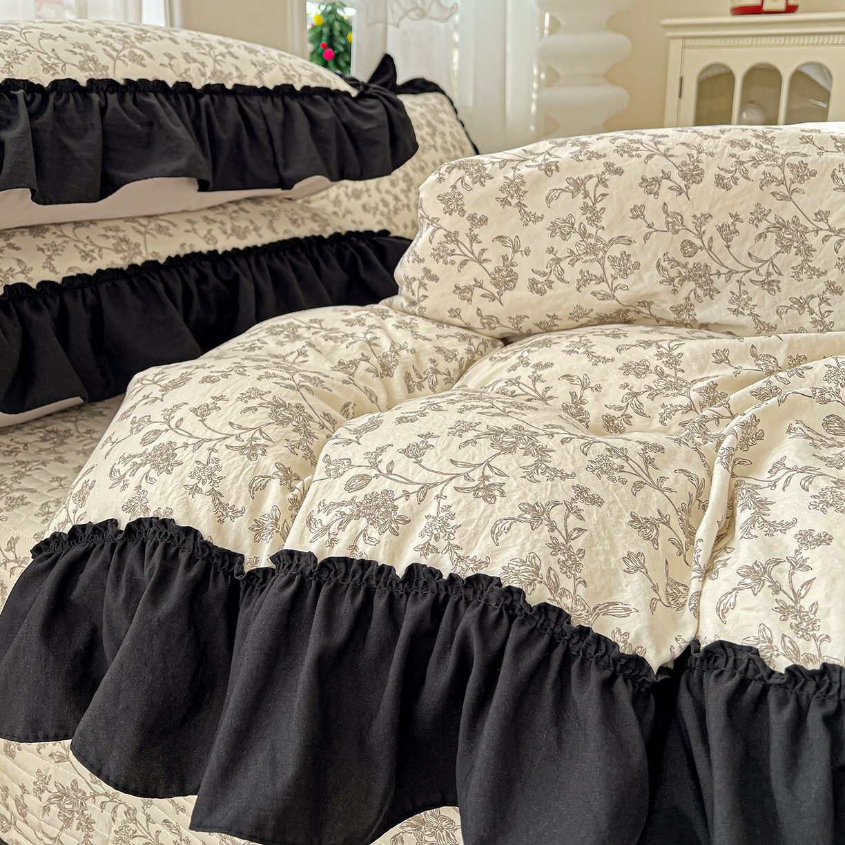 91家纺网 家纺一手货源 找家纺 富米莱（原臻工厂） 2026新款法式赫本风大花边A类古法仿棉云感纱床盖床裙四件套-场景二 星河入梦