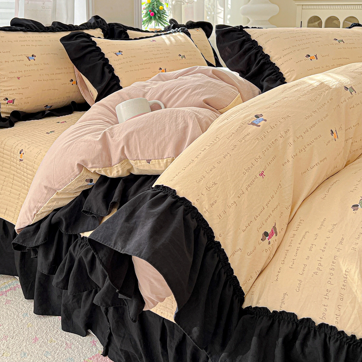 91家纺网 家纺一手货源 找家纺 富米莱（原臻工厂） 2026新款法式赫本风大花边A类古法仿棉云感纱床盖床裙四件套-场景二 狗狗家族