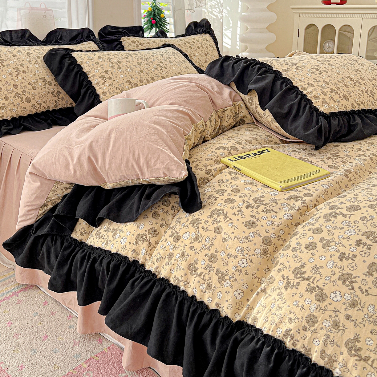 91家纺网 家纺一手货源 找家纺 富米莱（原臻工厂） 2026新款法式赫本风大花边A类古法仿棉云感纱床盖床裙四件套-场景二 卡布奇诺