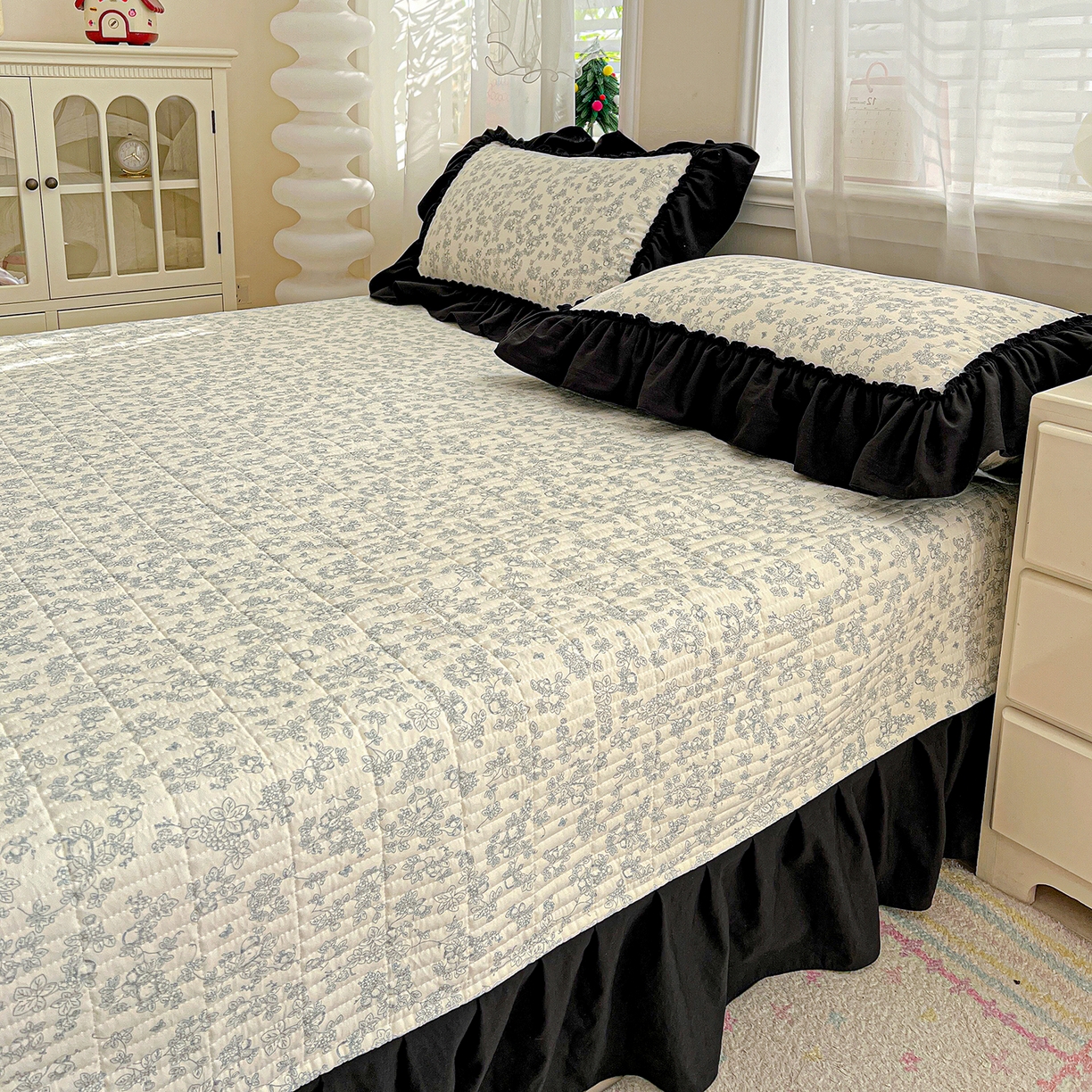 91家纺网 家纺一手货源 找家纺 富米莱（原臻工厂） 2026新款法式赫本风大花边A类古法仿棉云感纱床盖床裙四件套-场景二 兰絮语