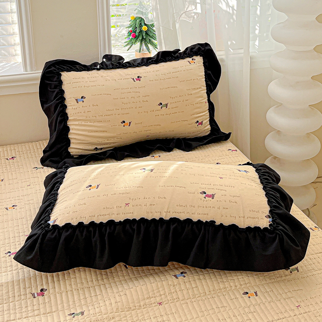 91家纺网 家纺一手货源 找家纺 富米莱（原臻工厂） 2026新款法式赫本风大花边A类古法仿棉云感纱床盖床裙四件套-场景二 狗狗家族