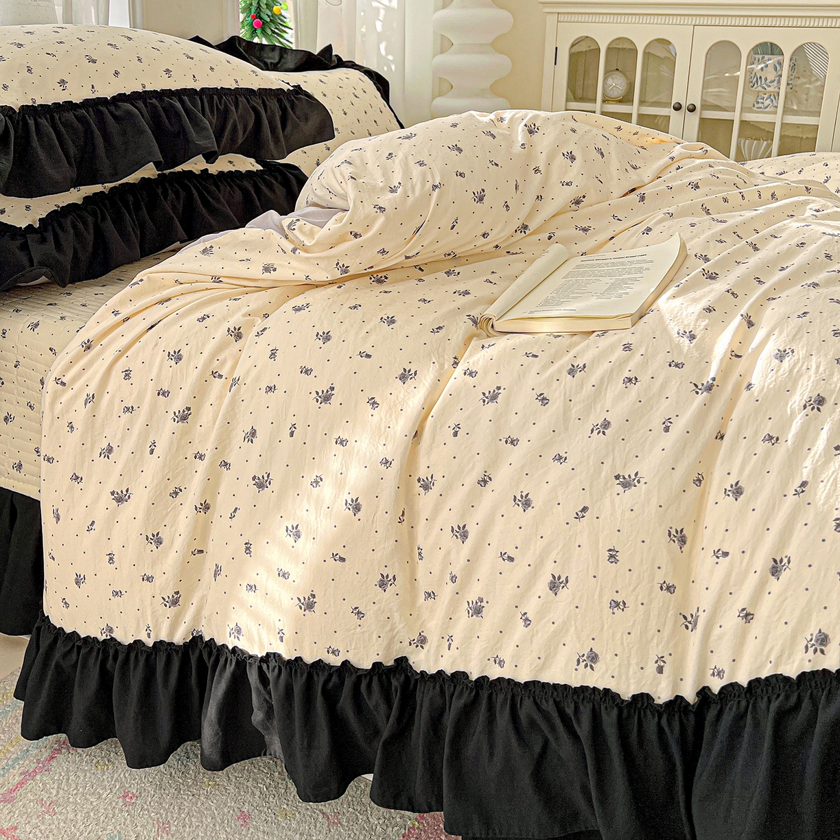 91家纺网 家纺一手货源 找家纺 富米莱（原臻工厂） 2026新款法式赫本风大花边A类古法仿棉云感纱床盖床裙四件套-场景二 小玫瑰