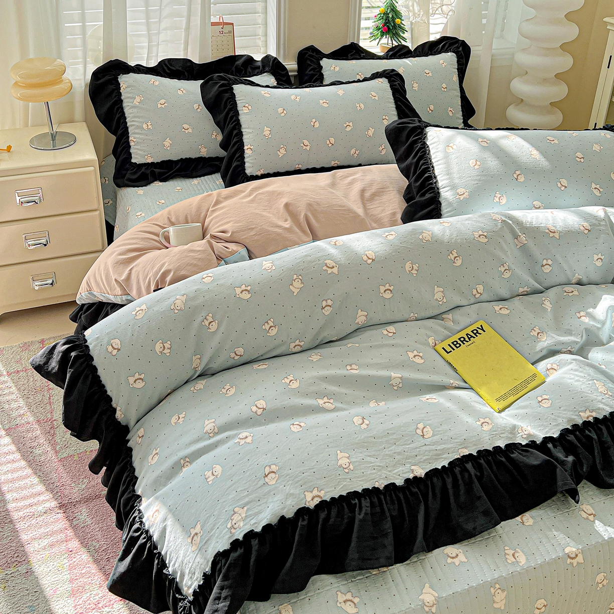 91家纺网 家纺一手货源 找家纺 富米莱（原臻工厂） 2026新款法式赫本风大花边A类古法仿棉云感纱床盖床裙四件套-场景二 雾蓝小熊