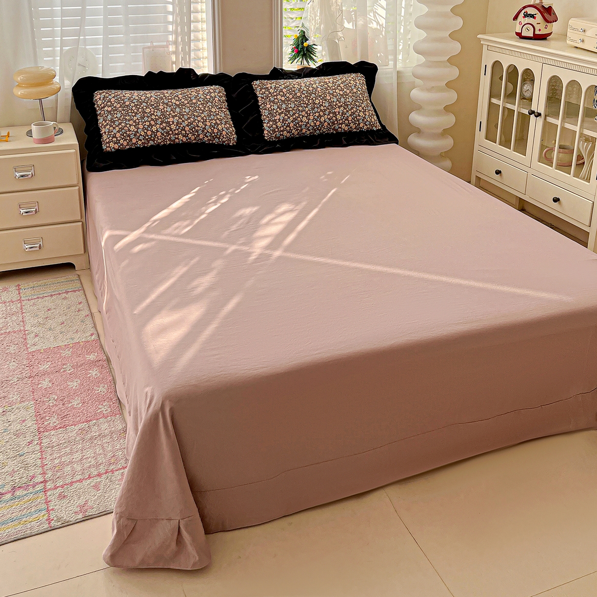 91家纺网 家纺一手货源 找家纺 富米莱（原臻工厂） 2026新款法式赫本风大花边A类古法仿棉云感纱床盖床裙四件套-场景二 漫野