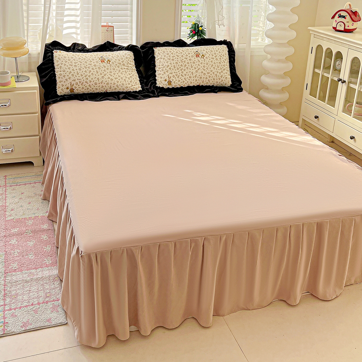 91家纺网 家纺一手货源 找家纺 富米莱（原臻工厂） 2026新款法式赫本风大花边A类古法仿棉云感纱床盖床裙四件套-场景二 午后时光