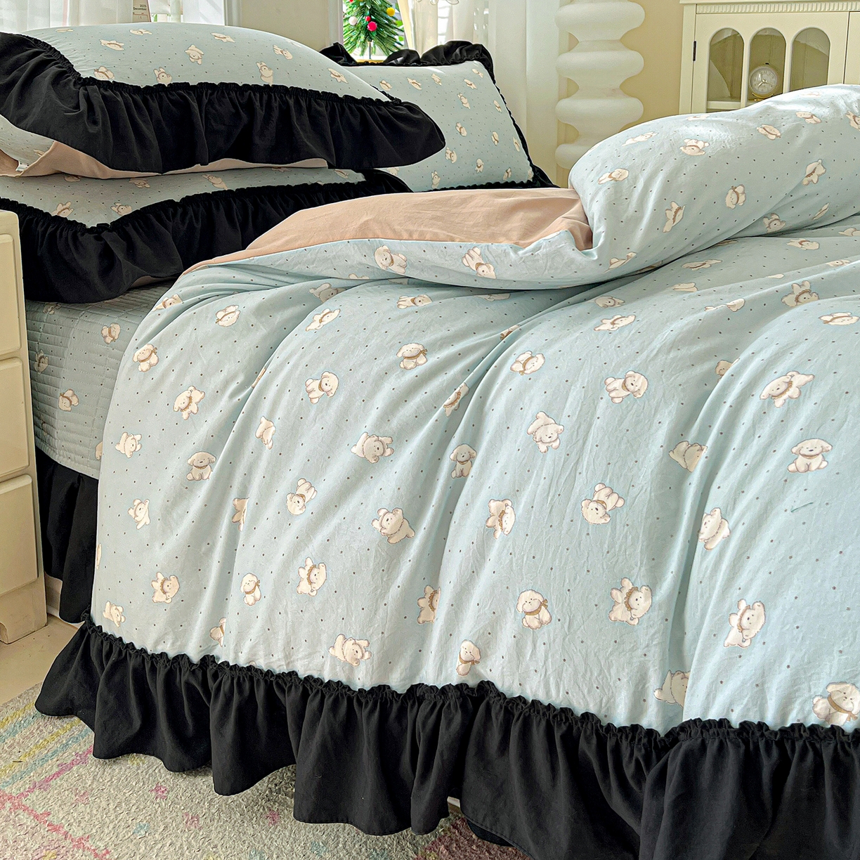 91家纺网 家纺一手货源 找家纺 富米莱（原臻工厂） 2026新款法式赫本风大花边A类古法仿棉云感纱床盖床裙四件套-场景二 雾蓝小熊