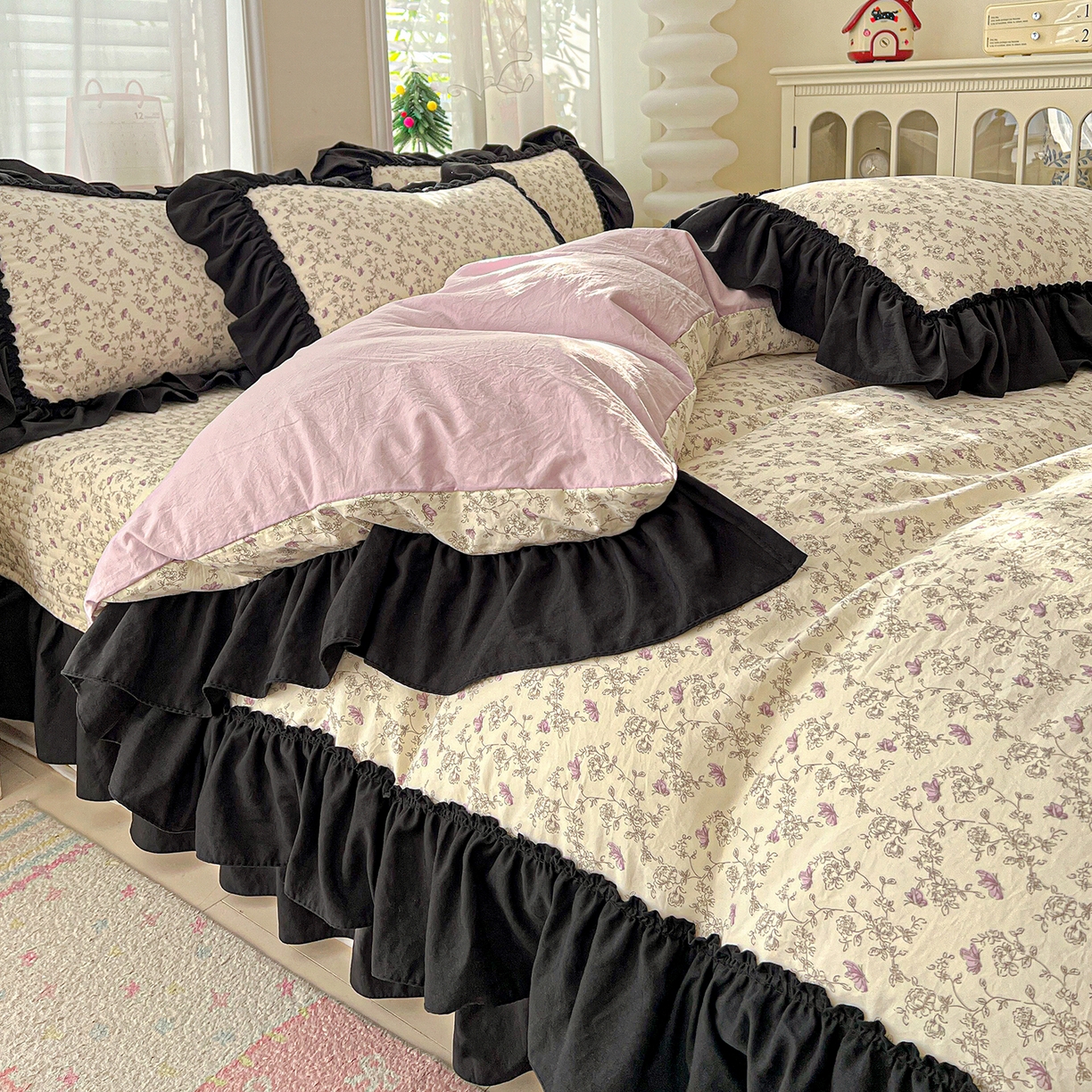 91家纺网 家纺一手货源 找家纺 富米莱（原臻工厂） 2026新款法式赫本风大花边A类古法仿棉云感纱床盖床裙四件套-场景二 花间谣