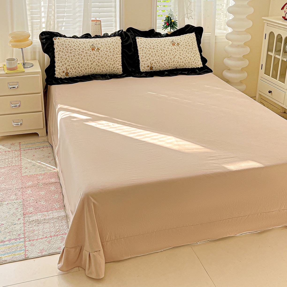 91家纺网 家纺一手货源 找家纺 富米莱（原臻工厂） 2026新款法式赫本风大花边A类古法仿棉云感纱床盖床裙四件套-场景二 午后时光