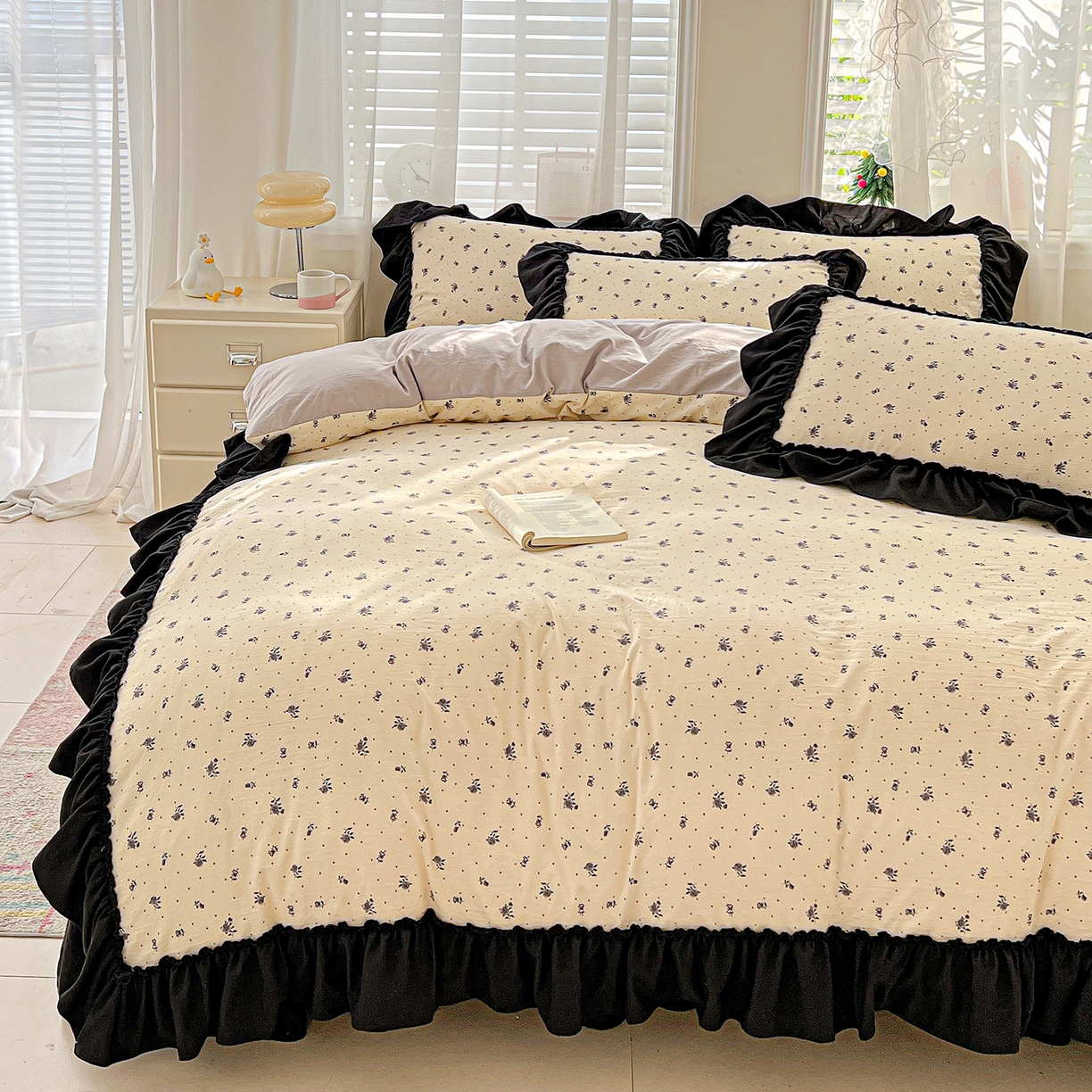 91家纺网 家纺一手货源 找家纺 富米莱（原臻工厂） 2026新款法式赫本风大花边A类古法仿棉云感纱床盖床裙四件套-场景二 小玫瑰