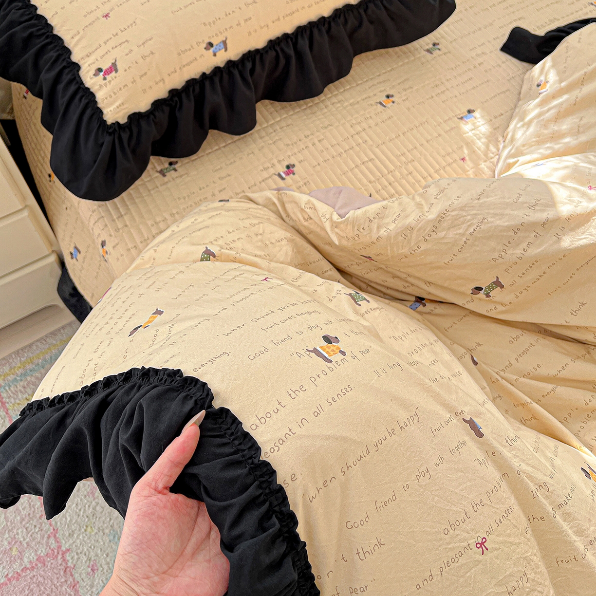 91家纺网 家纺一手货源 找家纺 富米莱（原臻工厂） 2026新款法式赫本风大花边A类古法仿棉云感纱床盖床裙四件套-场景二 狗狗家族