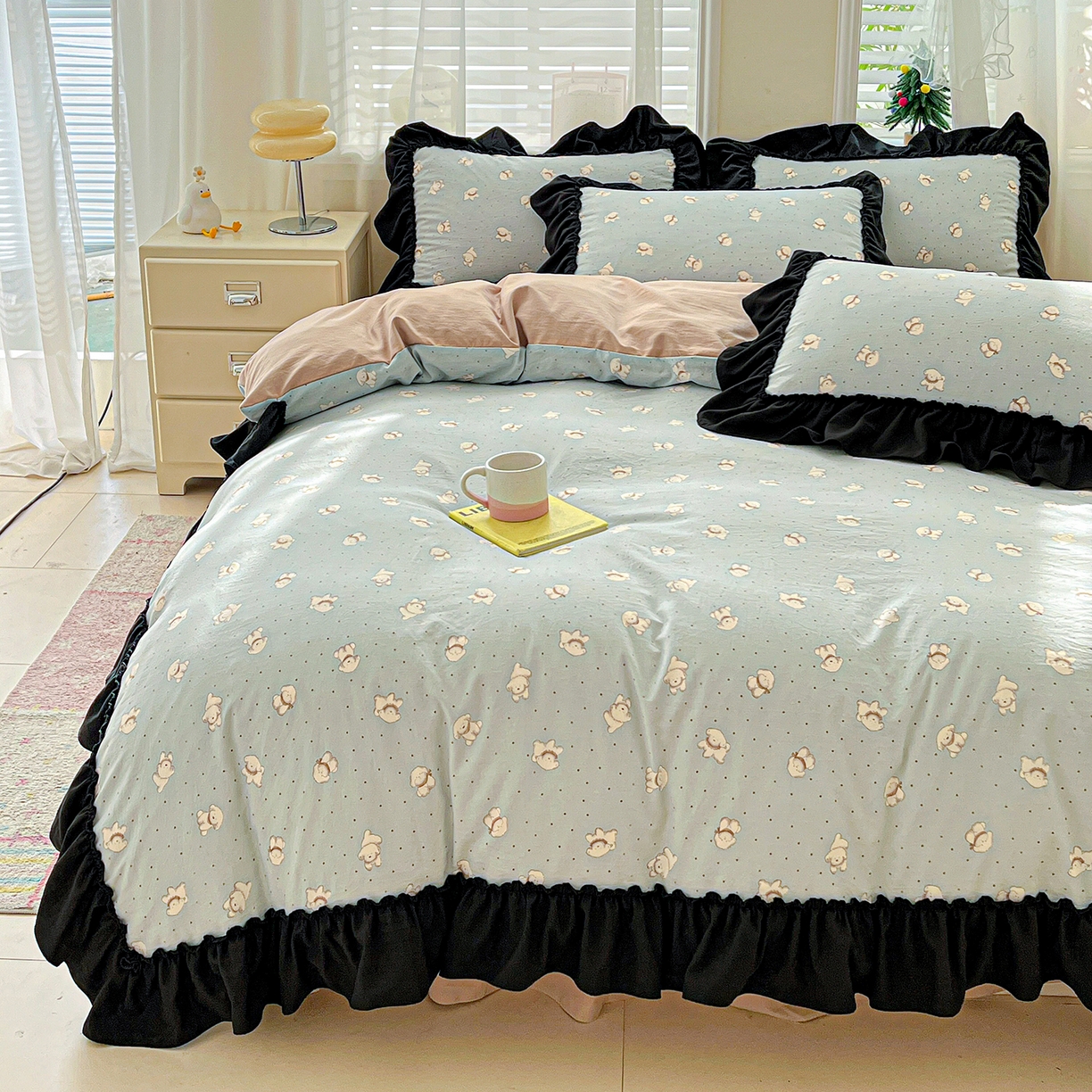 91家纺网 家纺一手货源 找家纺 富米莱（原臻工厂） 2026新款法式赫本风大花边A类古法仿棉云感纱床盖床裙四件套-场景二 雾蓝小熊