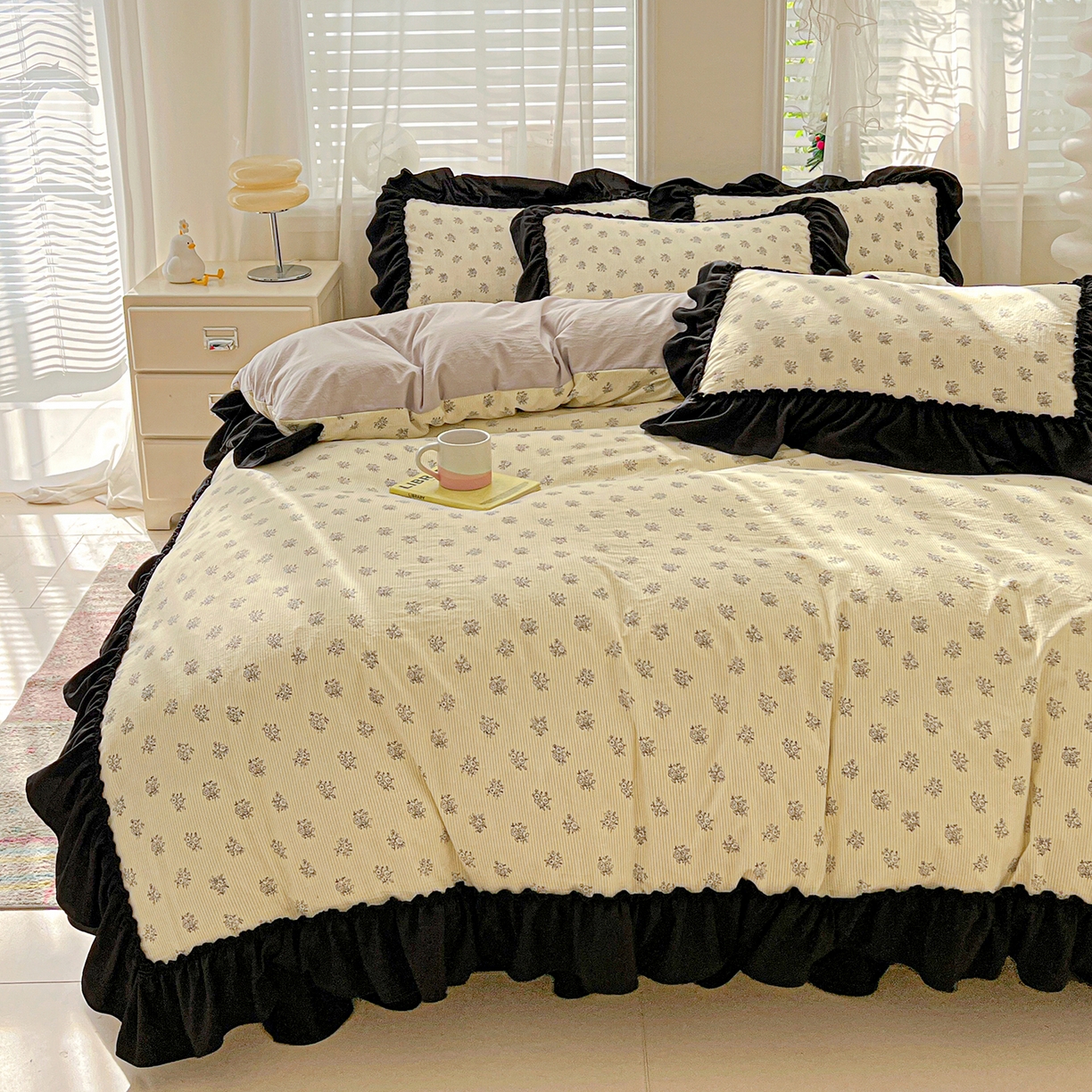 91家纺网 家纺一手货源 找家纺 富米莱（原臻工厂） 2026新款法式赫本风大花边A类古法仿棉云感纱床盖床裙四件套-场景二 花语玫瑰