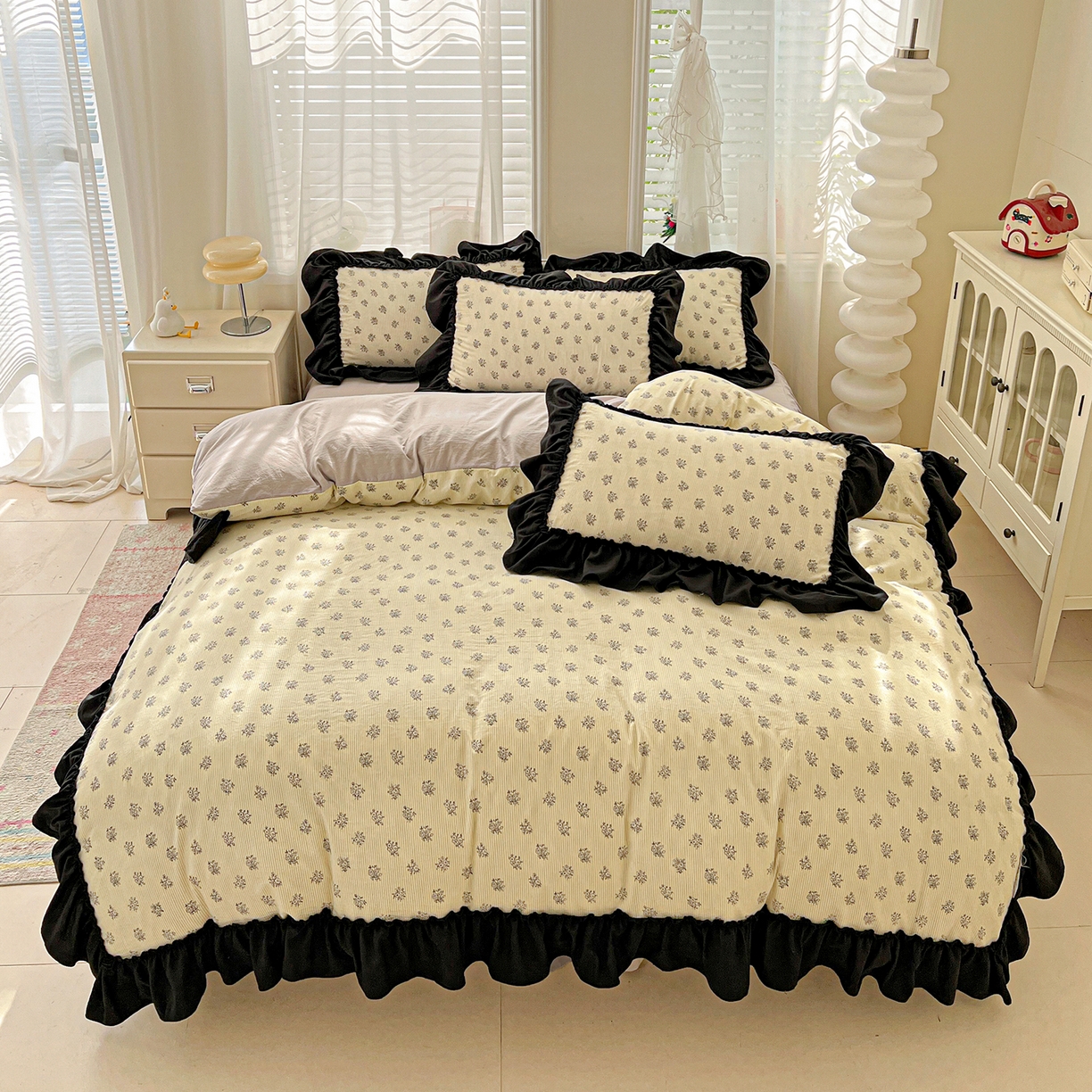 91家纺网 家纺一手货源 找家纺 富米莱（原臻工厂） 2026新款法式赫本风大花边A类古法仿棉云感纱床盖床裙四件套-场景二 花语玫瑰