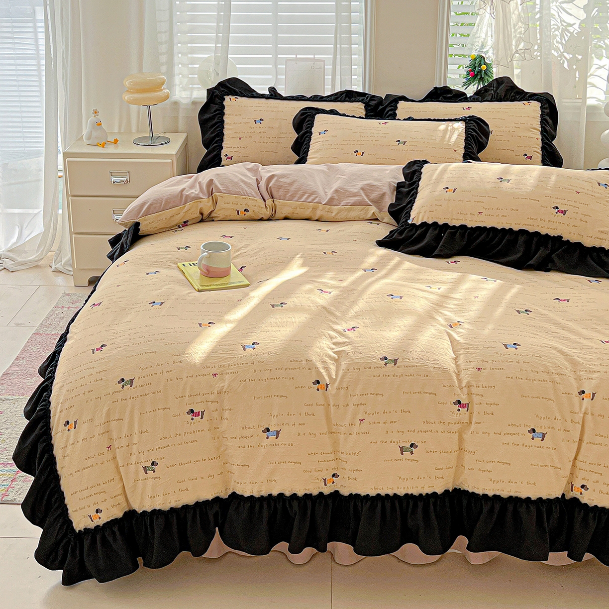 91家纺网 家纺一手货源 找家纺 富米莱（原臻工厂） 2026新款法式赫本风大花边A类古法仿棉云感纱床盖床裙四件套-场景二 狗狗家族