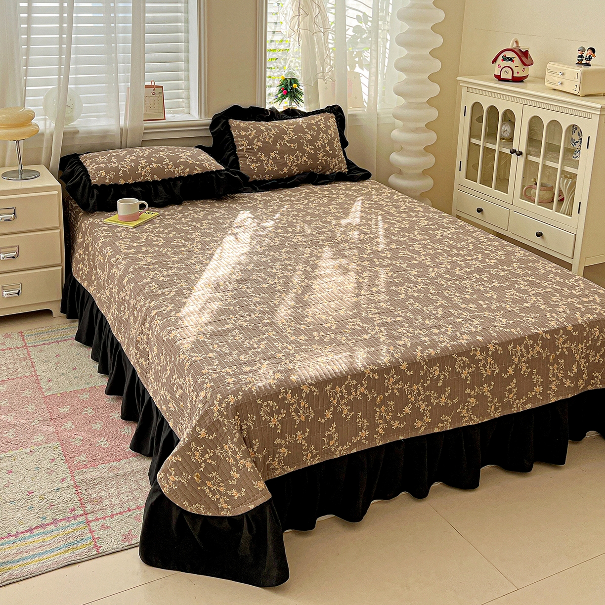 91家纺网 家纺一手货源 找家纺 富米莱（原臻工厂） 2026新款法式赫本风大花边A类古法仿棉云感纱床盖床裙四件套-场景二 花影浅吟