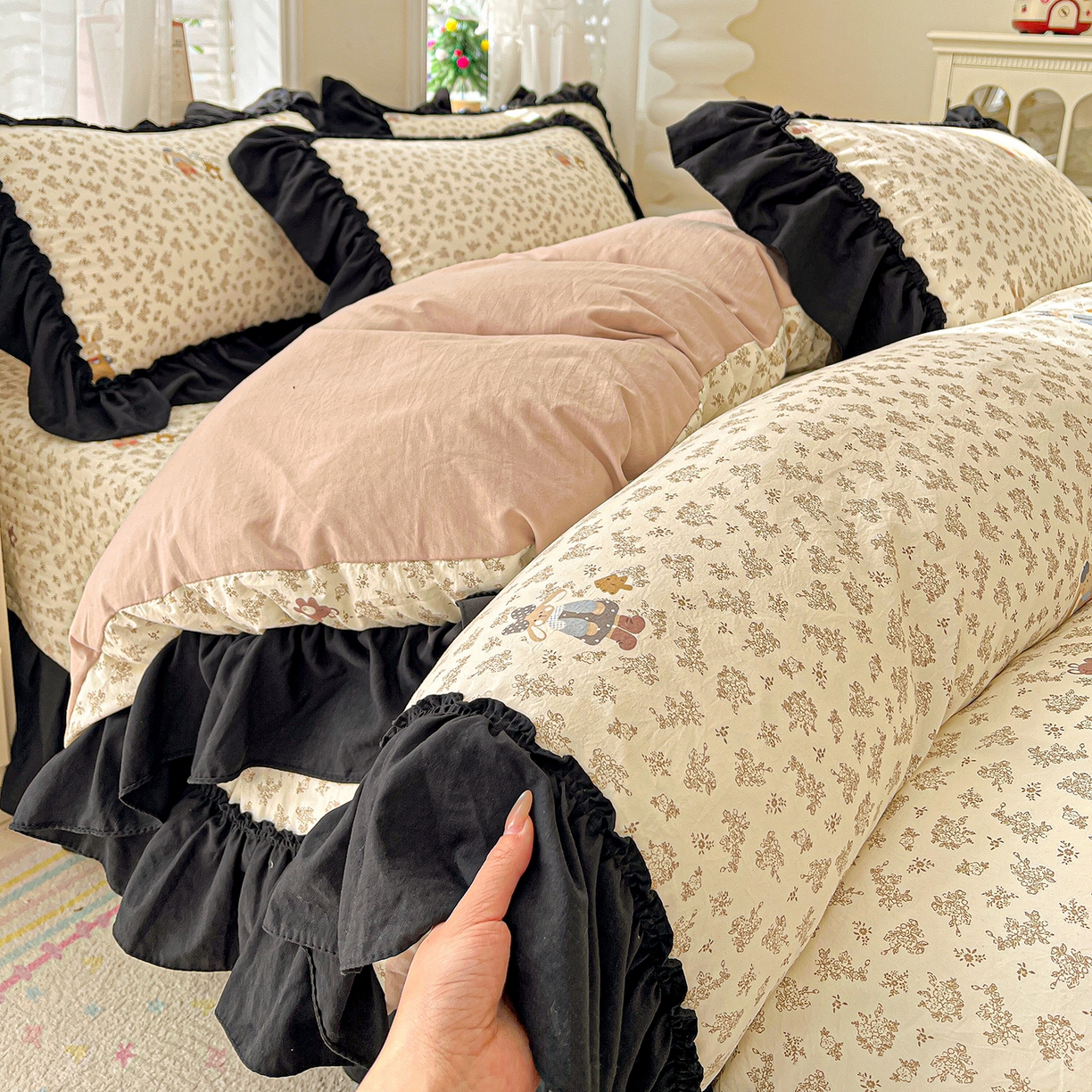 富米莱（原臻工厂） 2026新款法式赫本风大花边A类古法仿棉云感纱床盖床裙四件套-场景二 午后时光