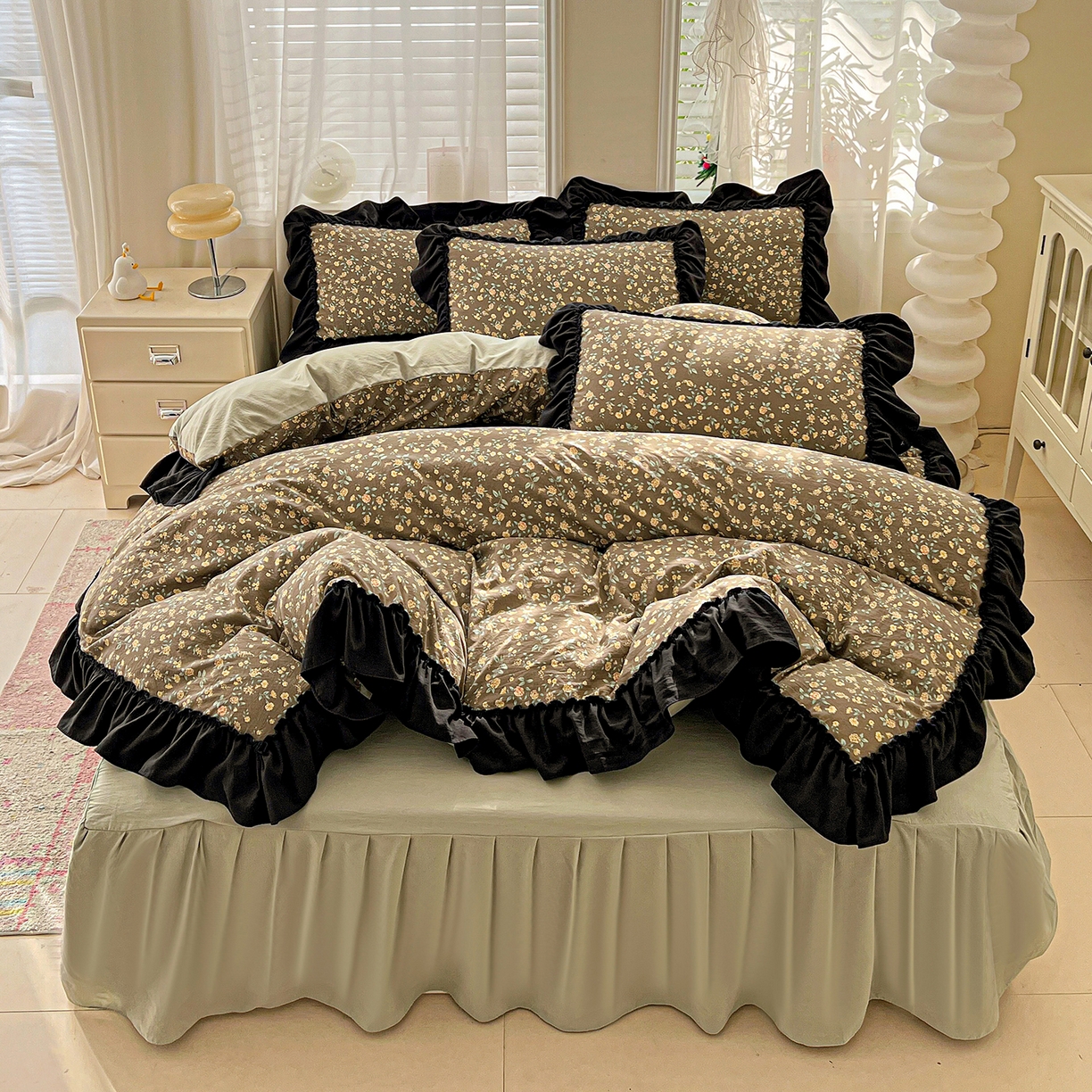 91家纺网 家纺一手货源 找家纺 富米莱（原臻工厂） 2026新款法式赫本风大花边A类古法仿棉云感纱床盖床裙四件套-场景二 知否