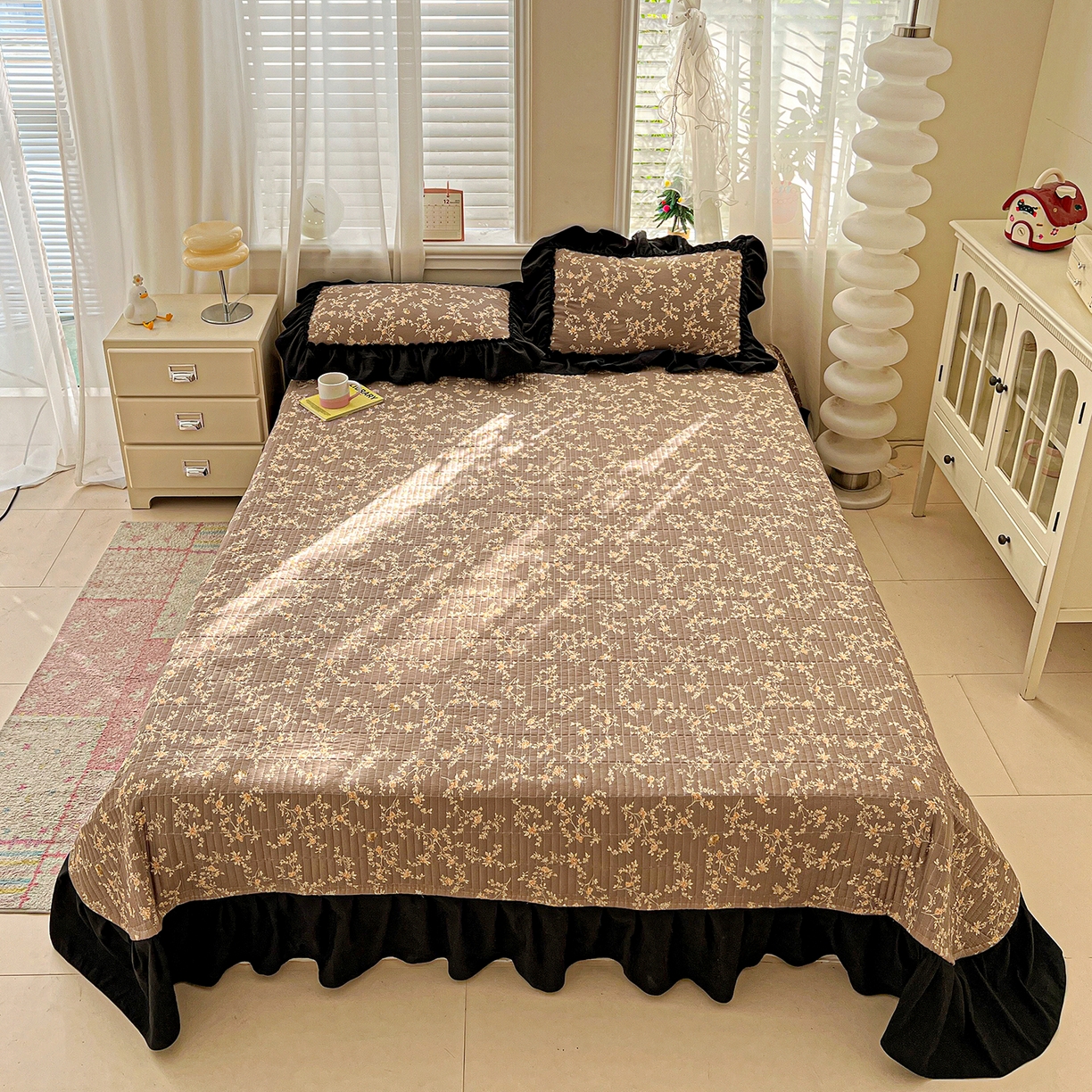 91家纺网 家纺一手货源 找家纺 富米莱（原臻工厂） 2026新款法式赫本风大花边A类古法仿棉云感纱床盖床裙四件套-场景二 花影浅吟