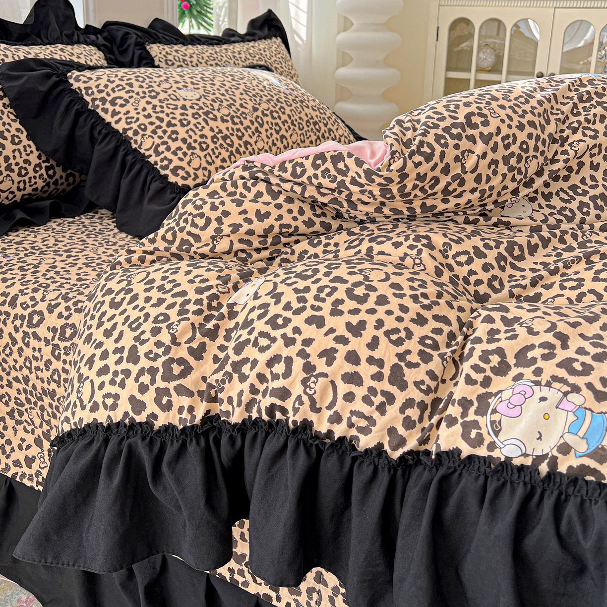 91家纺网 家纺一手货源 找家纺 富米莱（原臻工厂） 2026新款法式赫本风大花边A类古法仿棉云感纱床盖床裙四件套-场景二 豹纹猫咪