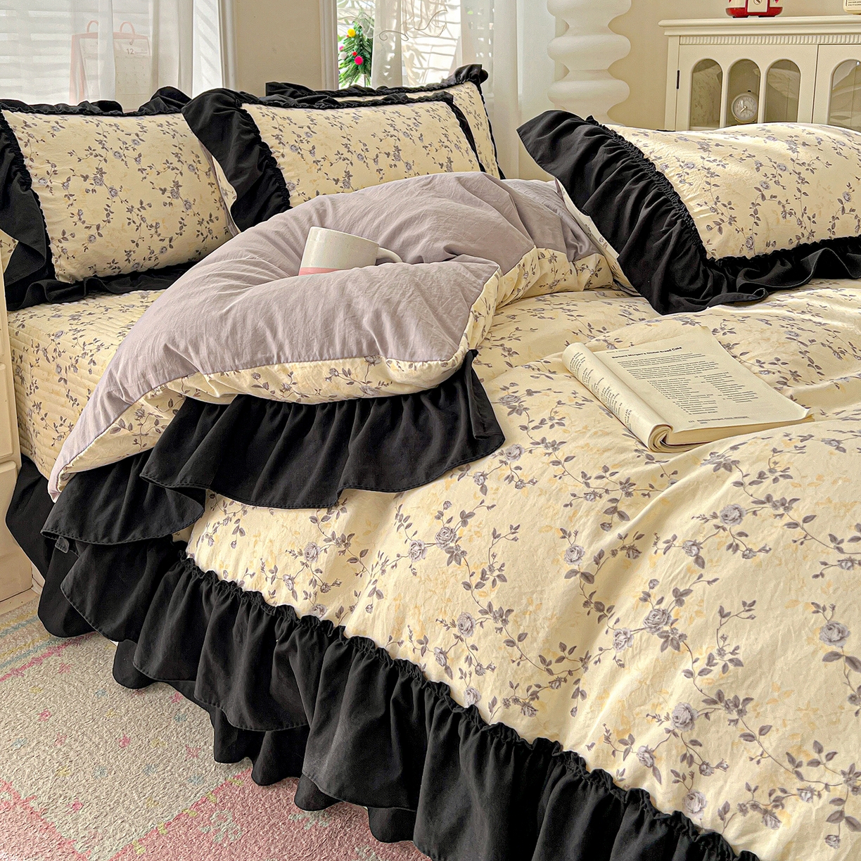 91家纺网 家纺一手货源 找家纺 富米莱（原臻工厂） 2026新款法式赫本风大花边A类古法仿棉云感纱床盖床裙四件套-场景二 槿上花开