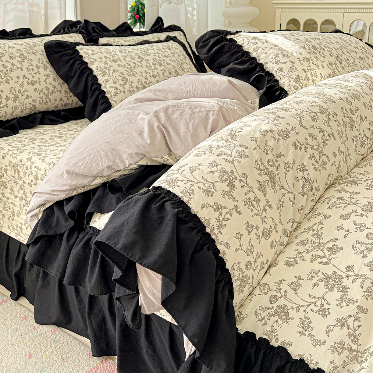 91家纺网 家纺一手货源 找家纺 富米莱（原臻工厂） 2026新款法式赫本风大花边A类古法仿棉云感纱床盖床裙四件套-场景二 星河入梦