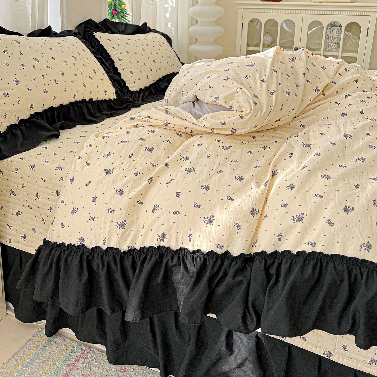 91家纺网 家纺一手货源 找家纺 富米莱（原臻工厂） 2026新款法式赫本风大花边A类古法仿棉云感纱床盖床裙四件套-场景二 小玫瑰