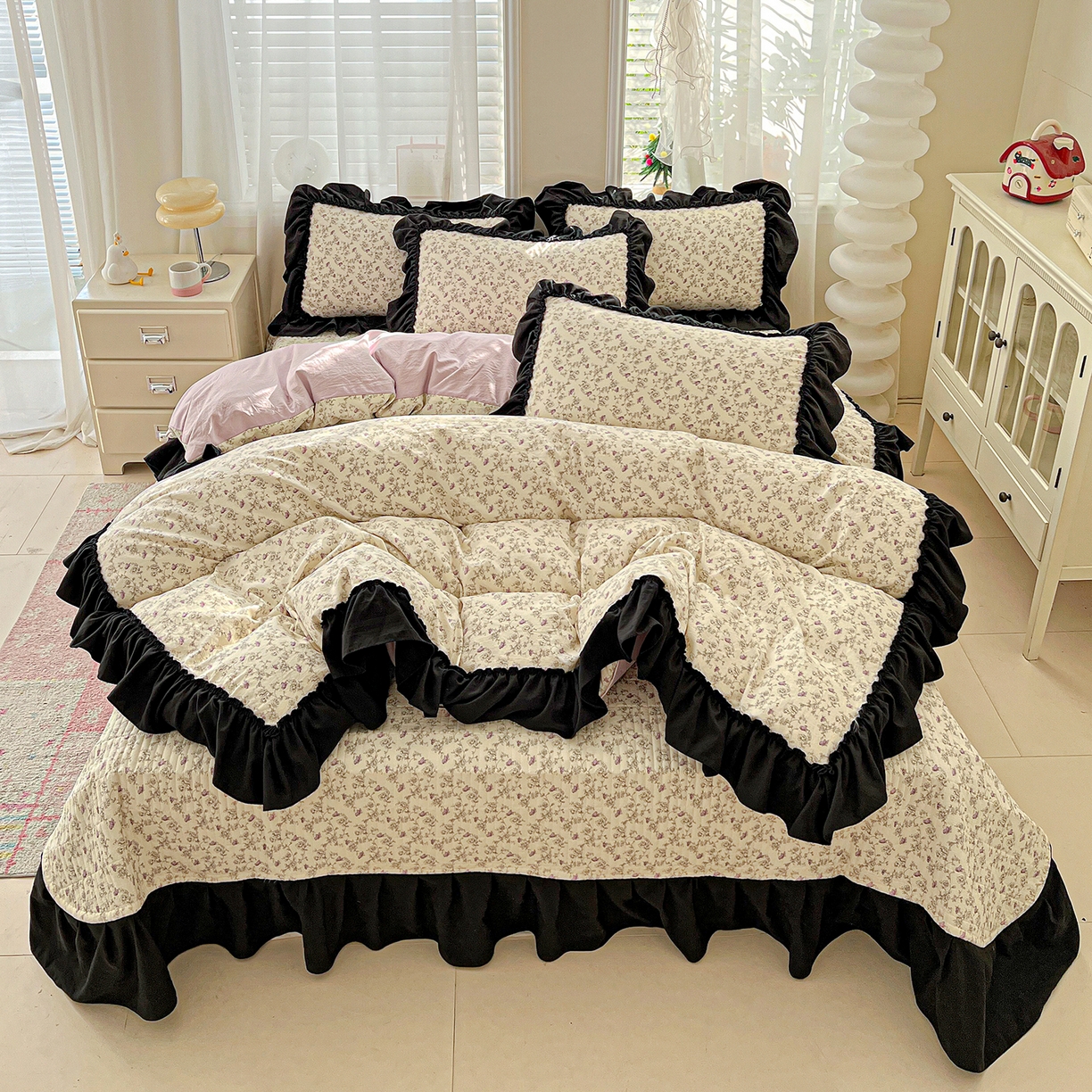 91家纺网 家纺一手货源 找家纺 富米莱（原臻工厂） 2026新款法式赫本风大花边A类古法仿棉云感纱床盖床裙四件套-场景二 花间谣