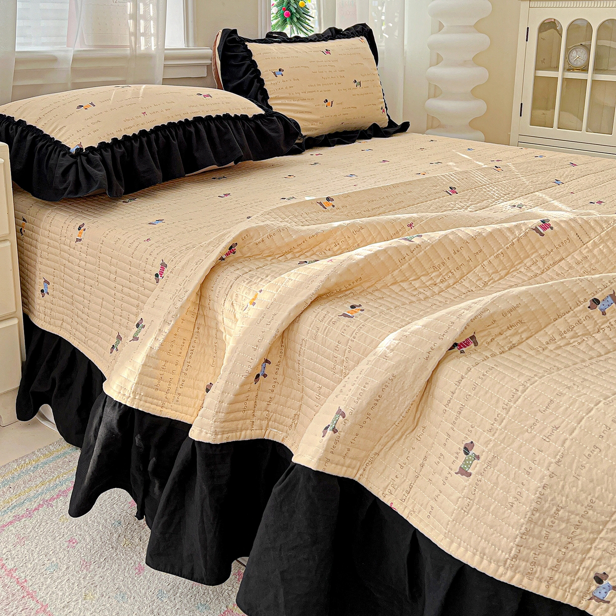 91家纺网 家纺一手货源 找家纺 富米莱（原臻工厂） 2026新款法式赫本风大花边A类古法仿棉云感纱床盖床裙四件套-场景二 狗狗家族