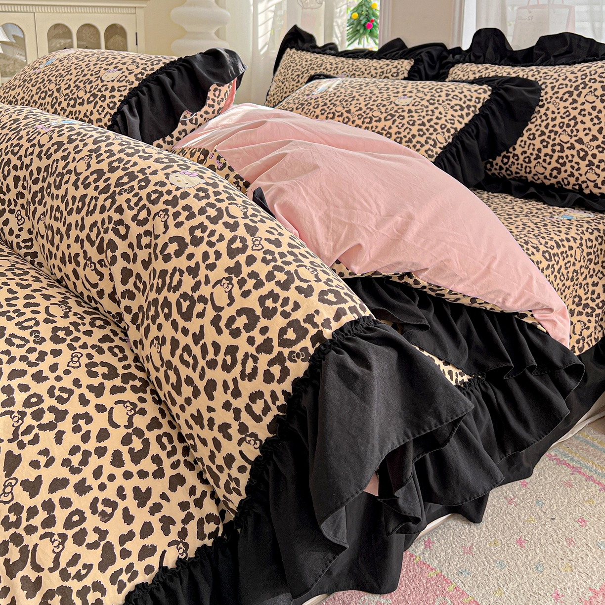 91家纺网 家纺一手货源 找家纺 富米莱（原臻工厂） 2026新款法式赫本风大花边A类古法仿棉云感纱床盖床裙四件套-场景二 豹纹猫咪