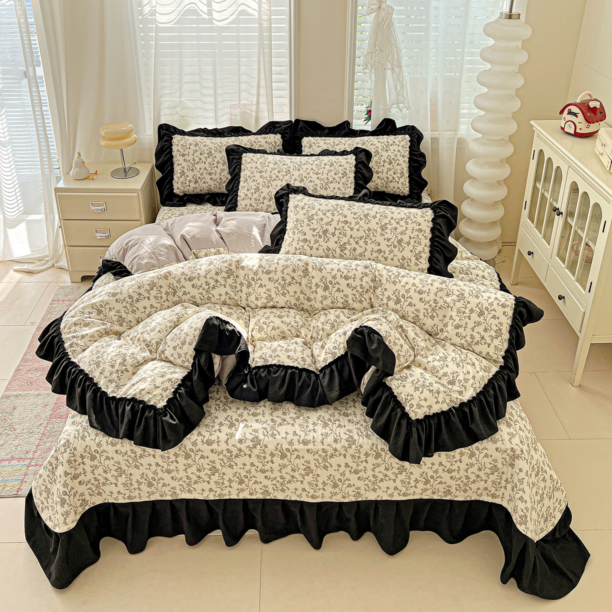 91家纺网 家纺一手货源 找家纺 富米莱（原臻工厂） 2026新款法式赫本风大花边A类古法仿棉云感纱床盖床裙四件套-场景二 星河入梦