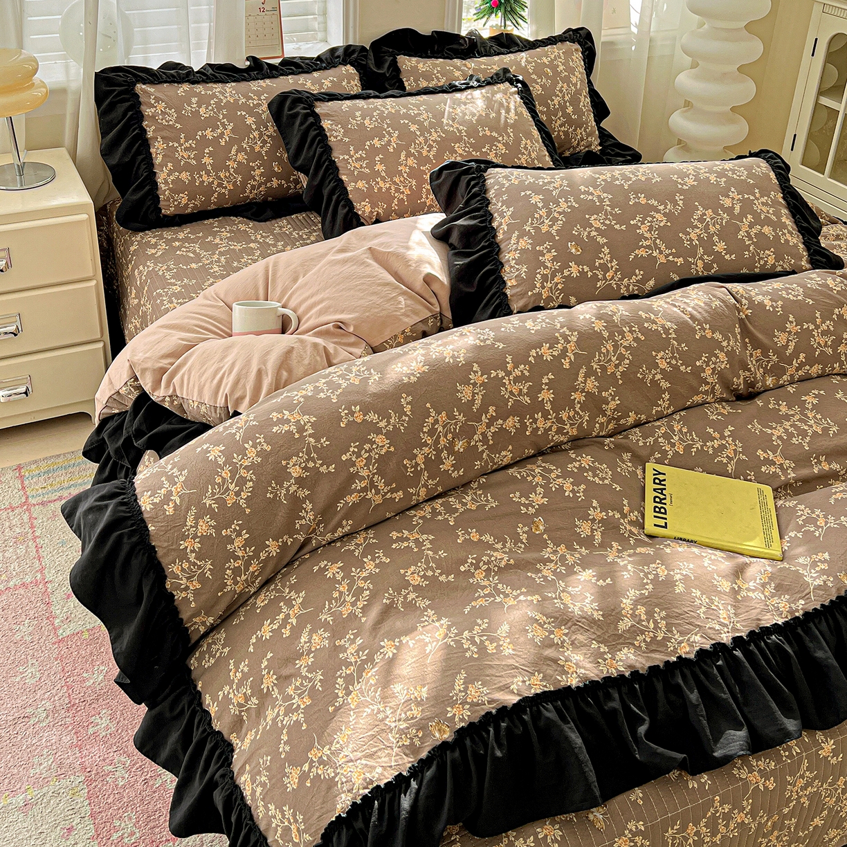 91家纺网 家纺一手货源 找家纺 富米莱（原臻工厂） 2026新款法式赫本风大花边A类古法仿棉云感纱床盖床裙四件套-场景二 花影浅吟