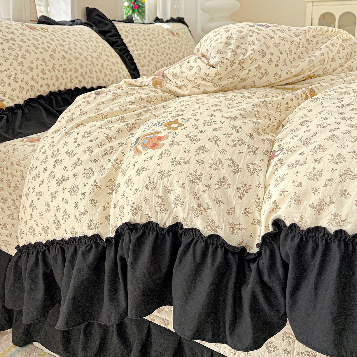 91家纺网 家纺一手货源 找家纺 富米莱（原臻工厂） 2026新款法式赫本风大花边A类古法仿棉云感纱床盖床裙四件套-场景二 午后时光