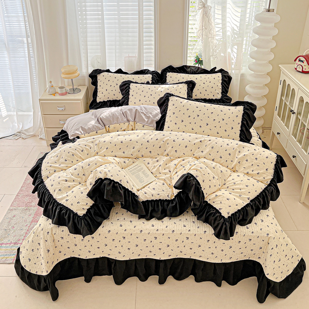 91家纺网 家纺一手货源 找家纺 富米莱（原臻工厂） 2026新款法式赫本风大花边A类古法仿棉云感纱床盖床裙四件套-场景二 小玫瑰