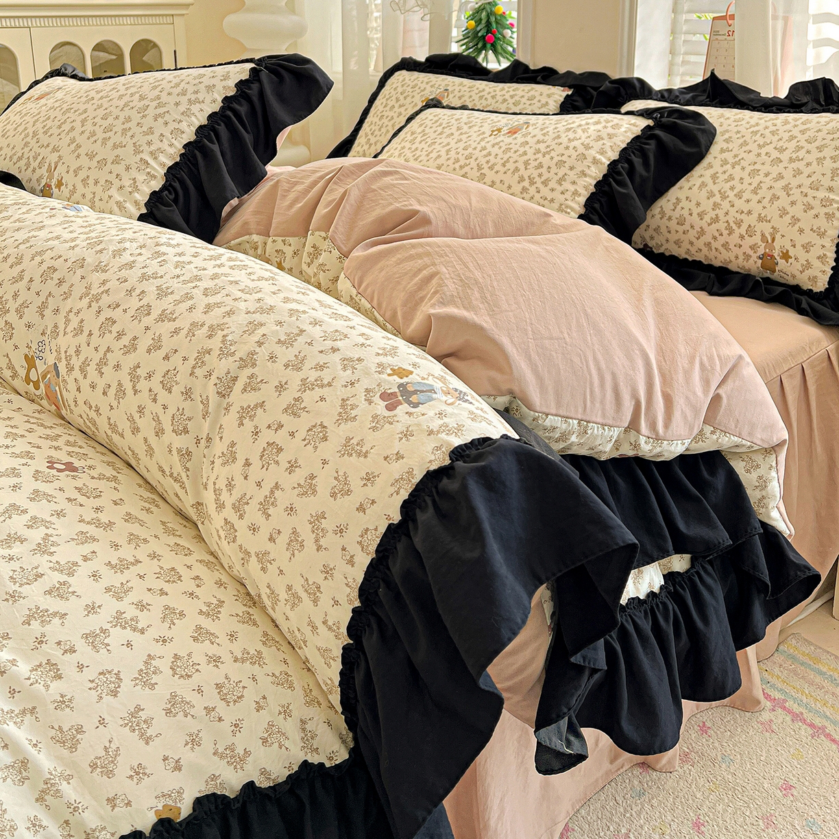 91家纺网 家纺一手货源 找家纺 富米莱（原臻工厂） 2026新款法式赫本风大花边A类古法仿棉云感纱床盖床裙四件套-场景二 午后时光