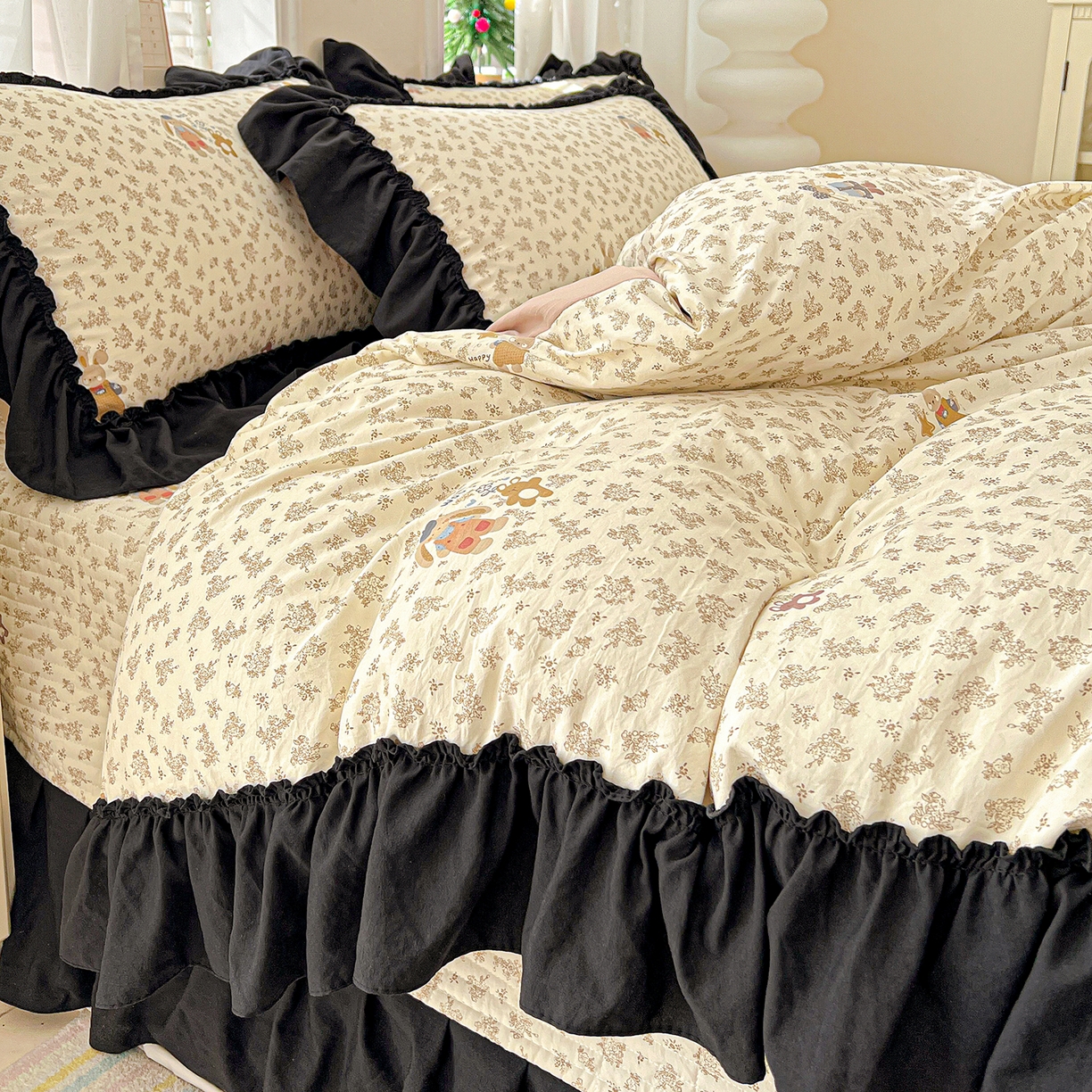 91家纺网 家纺一手货源 找家纺 富米莱（原臻工厂） 2026新款法式赫本风大花边A类古法仿棉云感纱床盖床裙四件套-场景二 午后时光