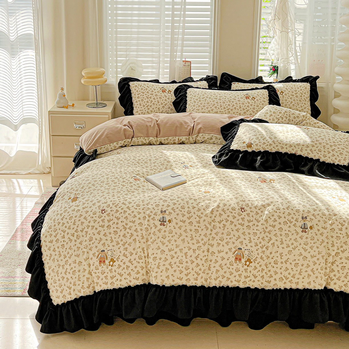 91家纺网 家纺一手货源 找家纺 富米莱（原臻工厂） 2026新款法式赫本风大花边A类古法仿棉云感纱床盖床裙四件套-场景二 午后时光