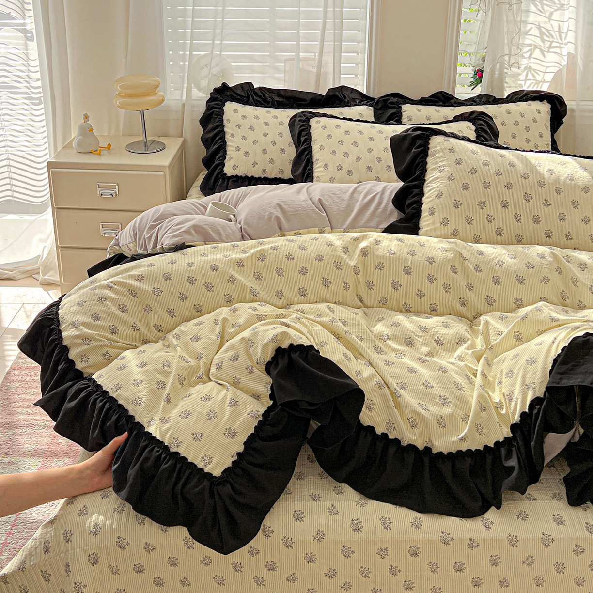 91家纺网 家纺一手货源 找家纺 富米莱（原臻工厂） 2026新款法式赫本风大花边A类古法仿棉云感纱床盖床裙四件套-场景二 花语玫瑰