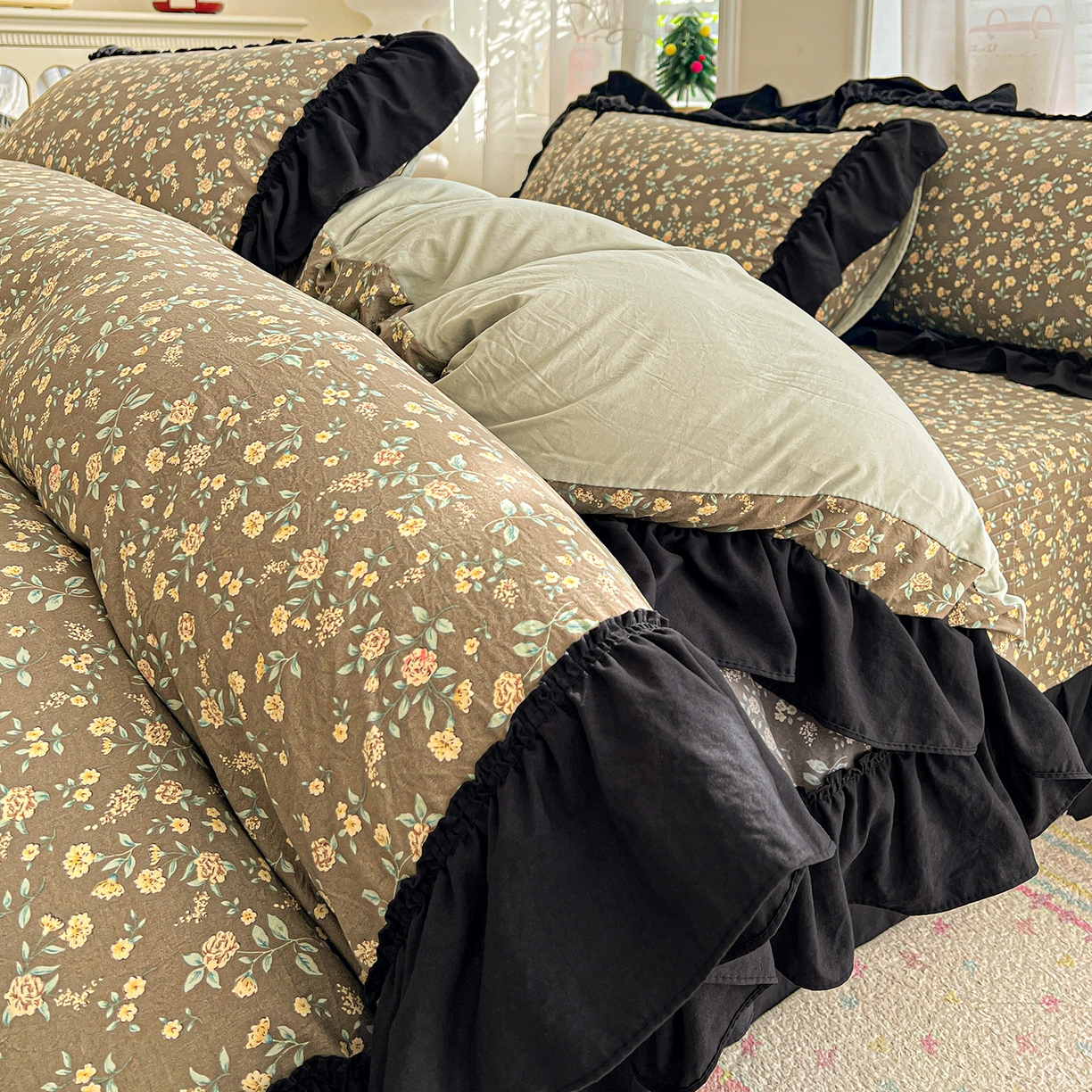 91家纺网 家纺一手货源 找家纺 富米莱（原臻工厂） 2026新款法式赫本风大花边A类古法仿棉云感纱床盖床裙四件套-场景二 知否