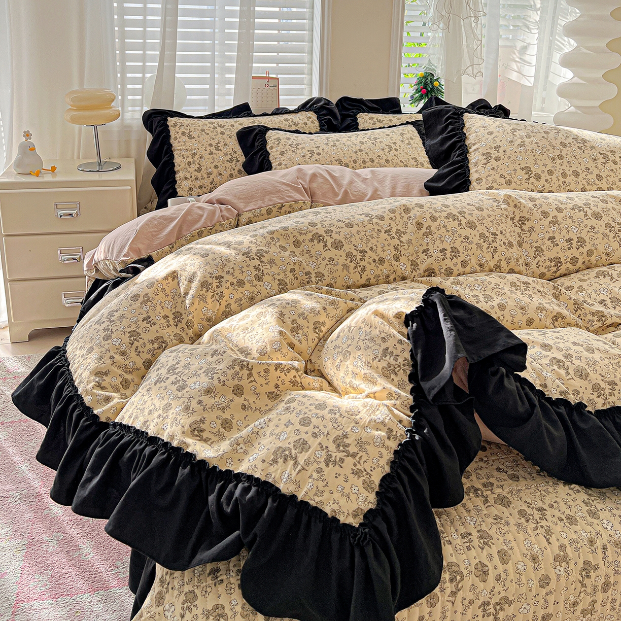 91家纺网 家纺一手货源 找家纺 富米莱（原臻工厂） 2026新款法式赫本风大花边A类古法仿棉云感纱床盖床裙四件套-场景二 卡布奇诺