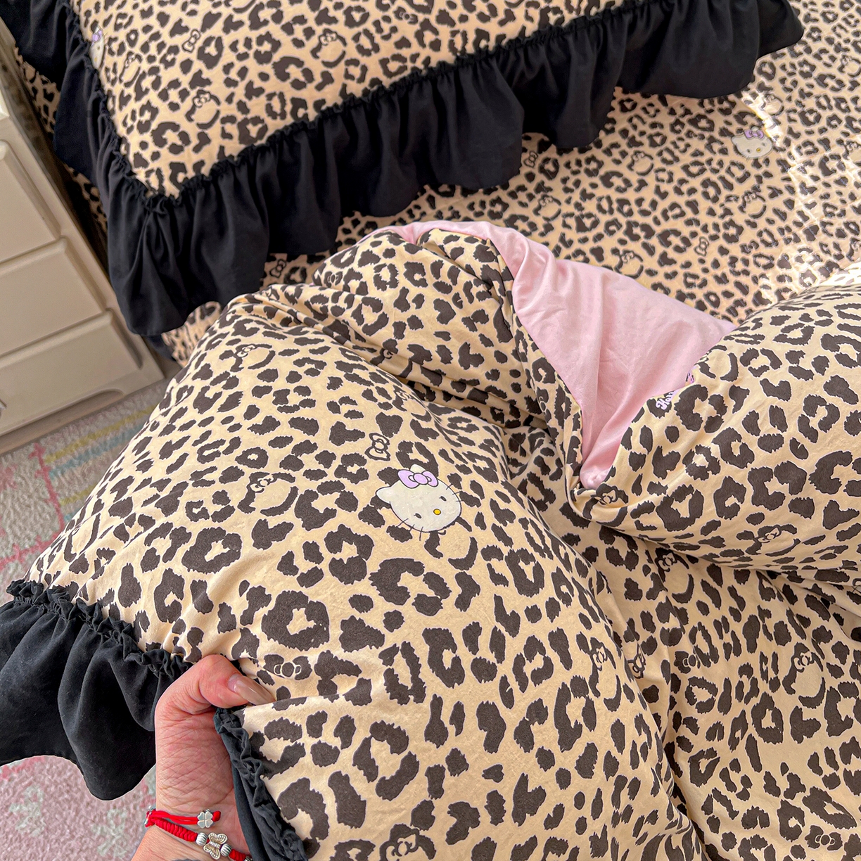 91家纺网 家纺一手货源 找家纺 富米莱（原臻工厂） 2026新款法式赫本风大花边A类古法仿棉云感纱床盖床裙四件套-场景二 豹纹猫咪