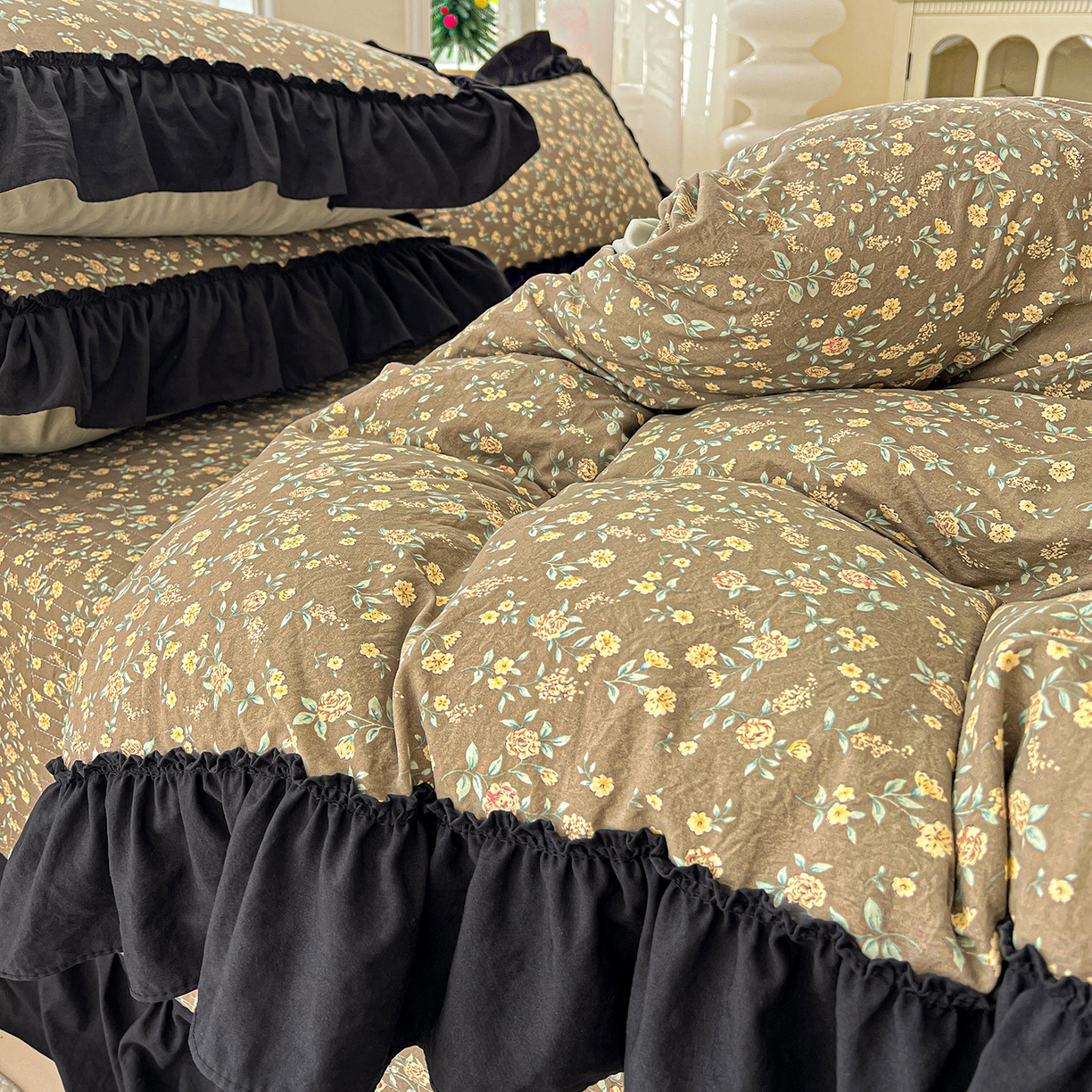 91家纺网 家纺一手货源 找家纺 富米莱（原臻工厂） 2026新款法式赫本风大花边A类古法仿棉云感纱床盖床裙四件套-场景二 知否