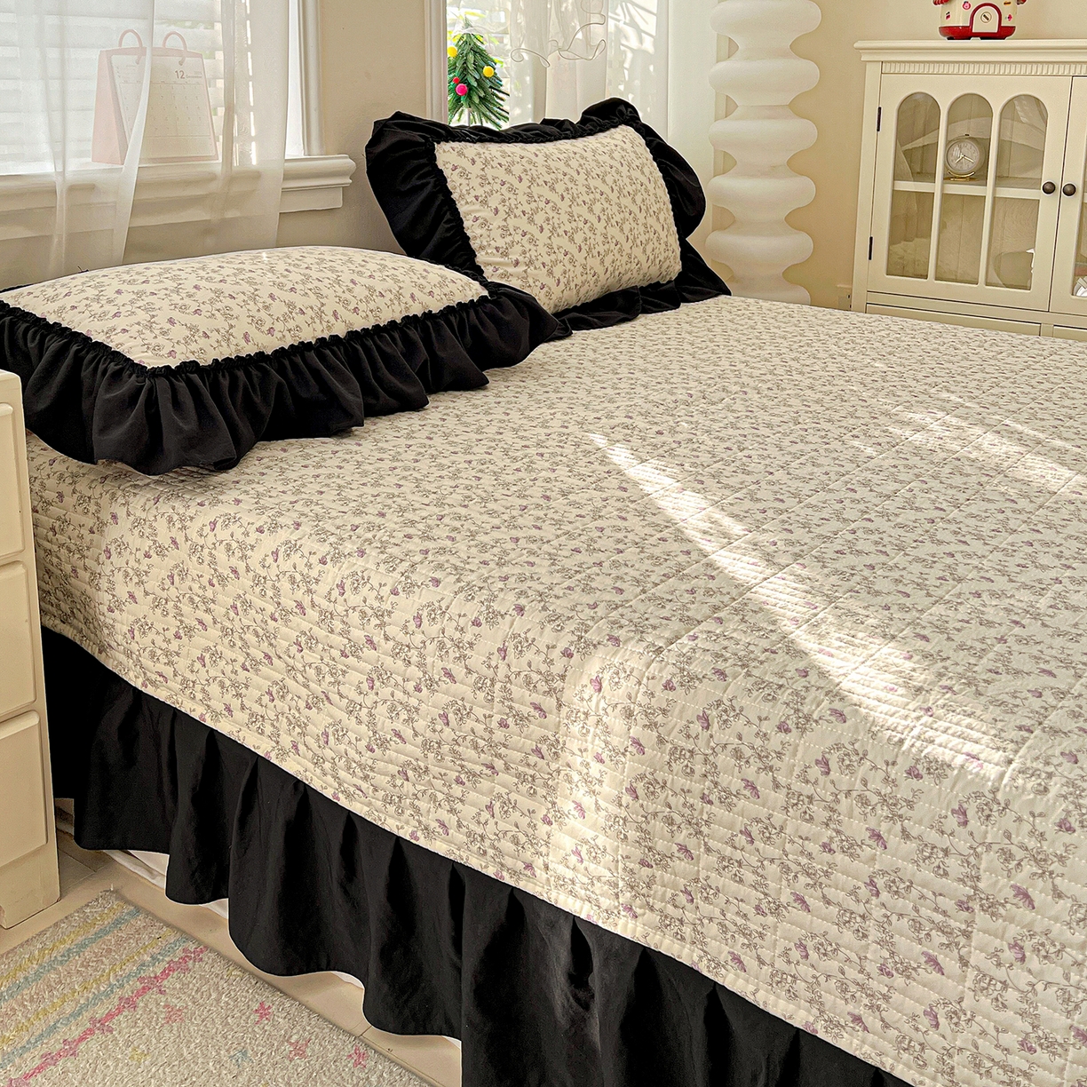 91家纺网 家纺一手货源 找家纺 富米莱（原臻工厂） 2026新款法式赫本风大花边A类古法仿棉云感纱床盖床裙四件套-场景二 花间谣