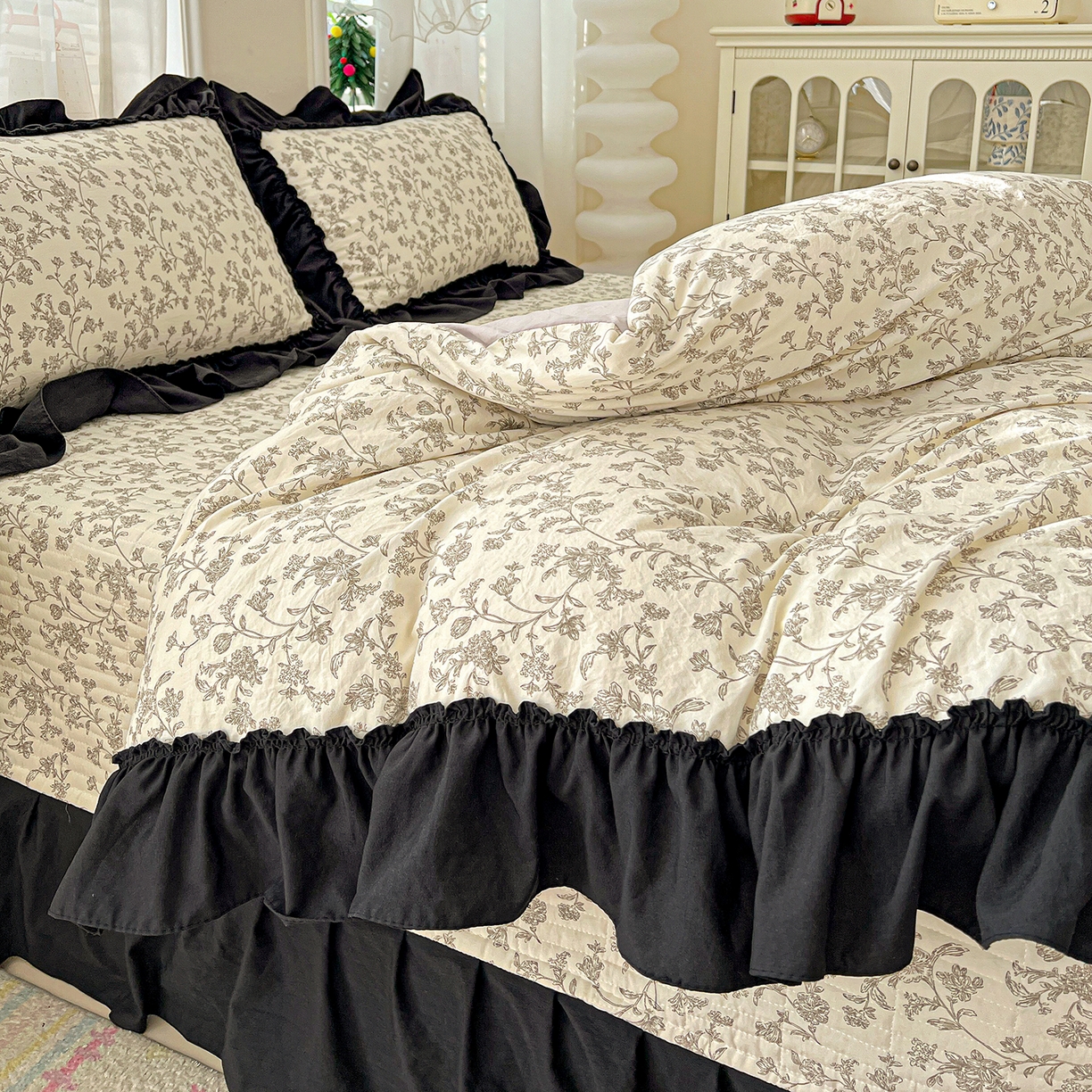 91家纺网 家纺一手货源 找家纺 富米莱（原臻工厂） 2026新款法式赫本风大花边A类古法仿棉云感纱床盖床裙四件套-场景二 星河入梦