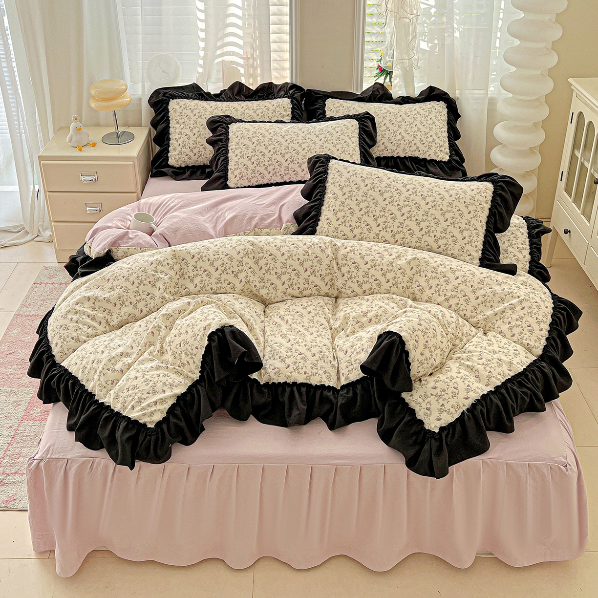 91家纺网 家纺一手货源 找家纺 富米莱（原臻工厂） 2026新款法式赫本风大花边A类古法仿棉云感纱床盖床裙四件套-场景二 花间谣