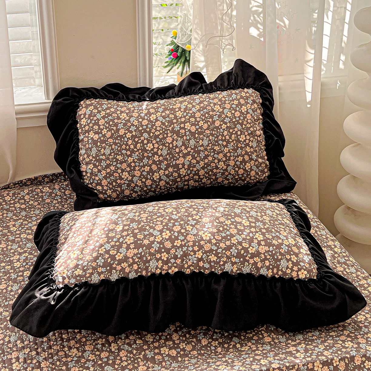 91家纺网 家纺一手货源 找家纺 富米莱（原臻工厂） 2026新款法式赫本风大花边A类古法仿棉云感纱床盖床裙四件套-场景二 漫野