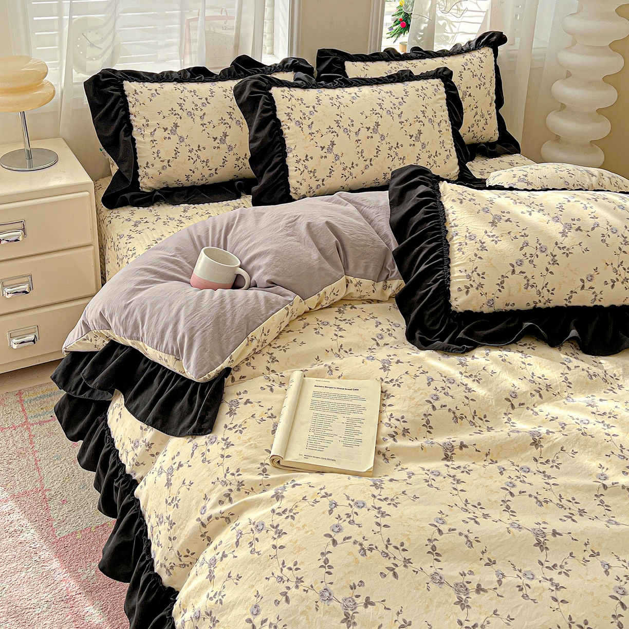 91家纺网 家纺一手货源 找家纺 富米莱（原臻工厂） 2026新款法式赫本风大花边A类古法仿棉云感纱床盖床裙四件套-场景二 槿上花开