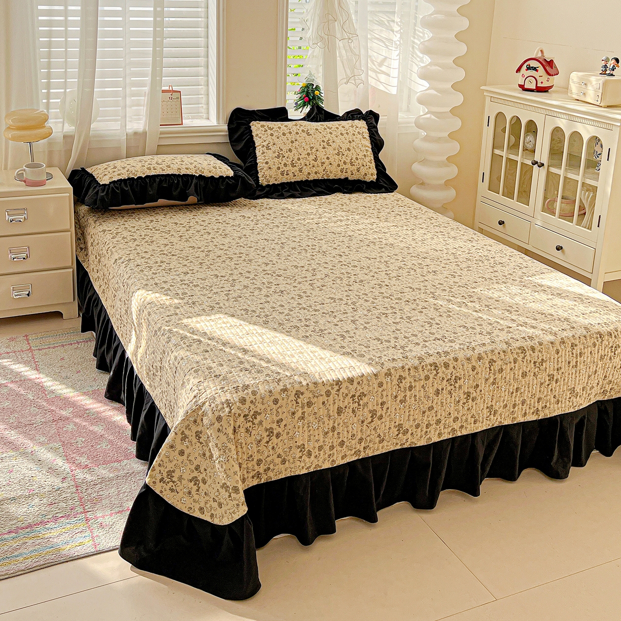 91家纺网 家纺一手货源 找家纺 富米莱（原臻工厂） 2026新款法式赫本风大花边A类古法仿棉云感纱床盖床裙四件套-场景二 卡布奇诺