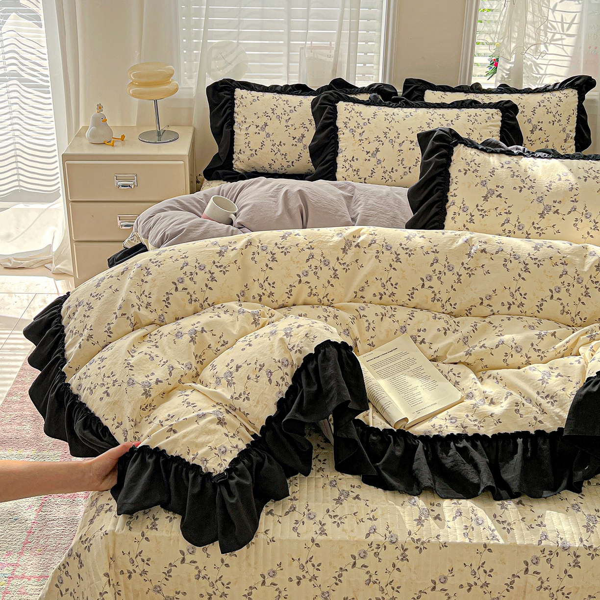 91家纺网 家纺一手货源 找家纺 富米莱（原臻工厂） 2026新款法式赫本风大花边A类古法仿棉云感纱床盖床裙四件套-场景二 槿上花开