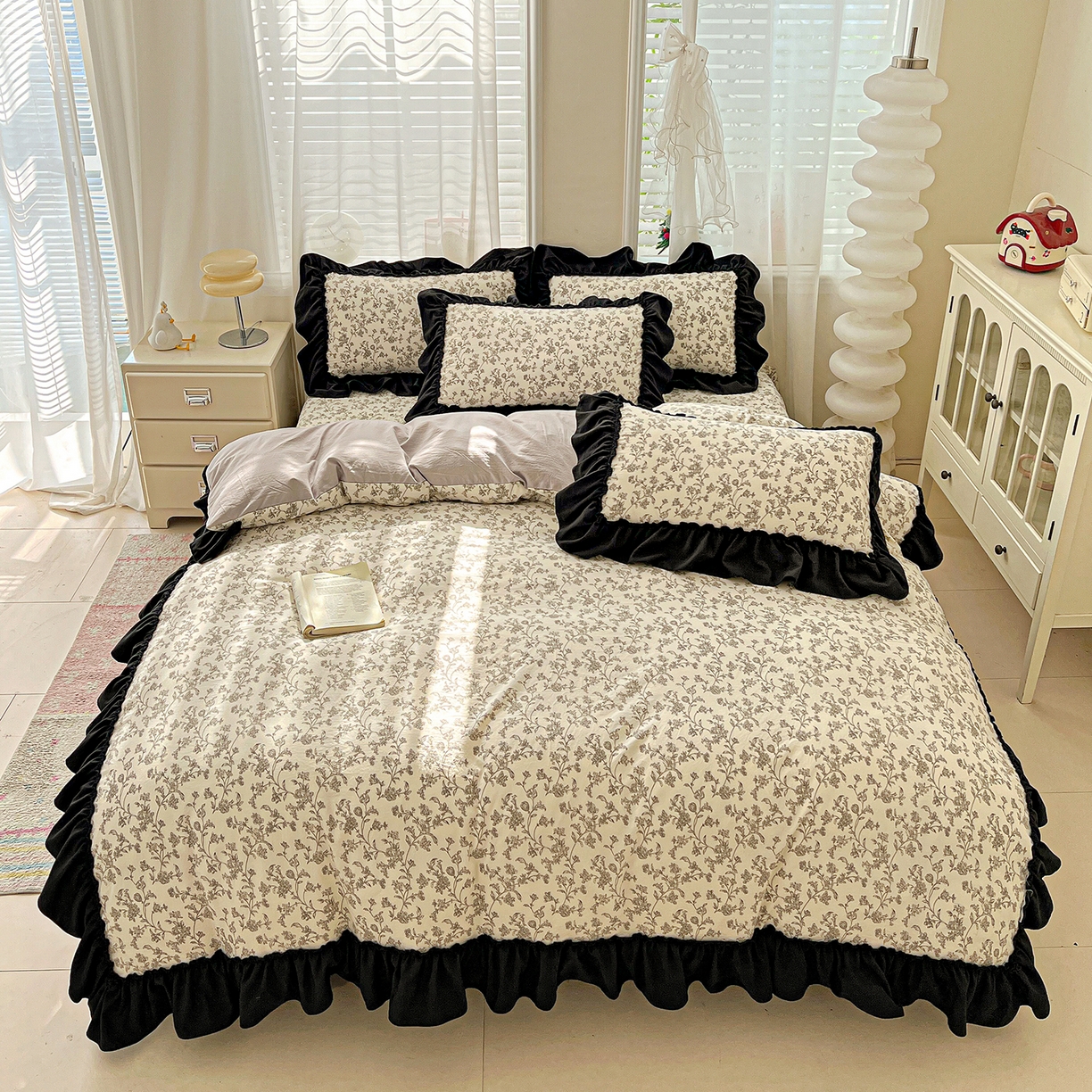 91家纺网 家纺一手货源 找家纺 富米莱（原臻工厂） 2026新款法式赫本风大花边A类古法仿棉云感纱床盖床裙四件套-场景二 星河入梦