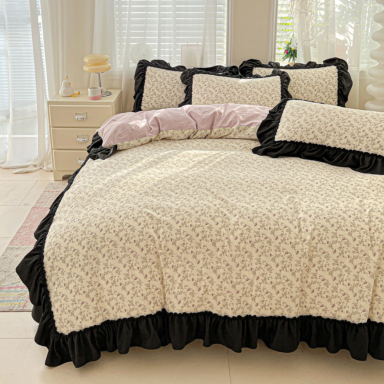 91家纺网 家纺一手货源 找家纺 富米莱（原臻工厂） 2026新款法式赫本风大花边A类古法仿棉云感纱床盖床裙四件套-场景二 花间谣